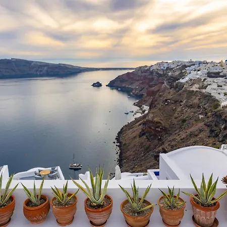 Ikies Santorini فندق أويا