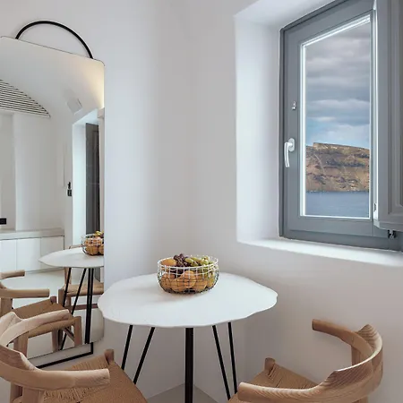 فندق Ikies Santorini 4*